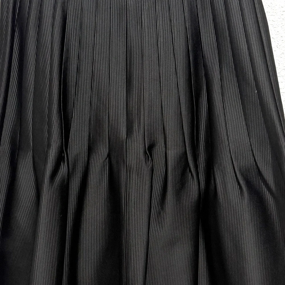 Gianni Bini‎ Black satin pleated Skirt with Subtle Ribbing 4